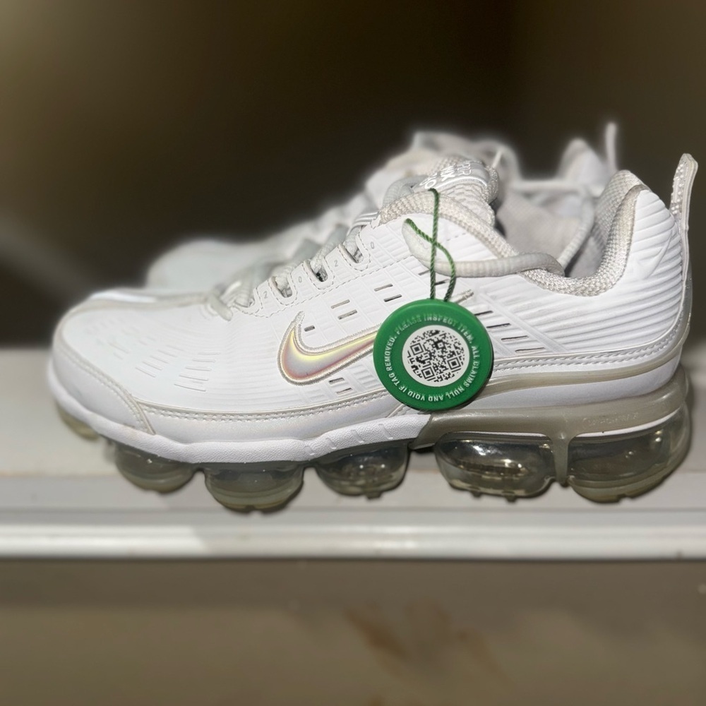 Women’s Nike VaporMax - Picture 2 of 8
